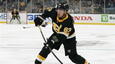 Boston Bruins' Brad Marchand leaves game with upper-body injury - TSN.ca