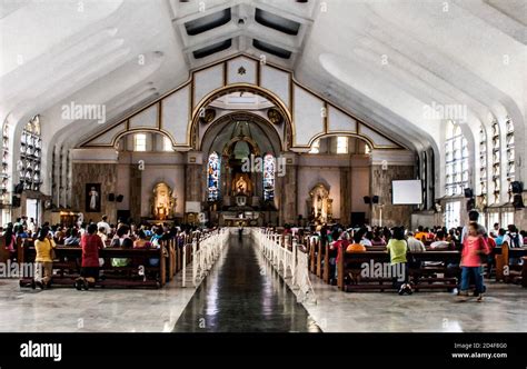 Church goers inside the Quiapo Church in Manila Stock Photo - Alamy