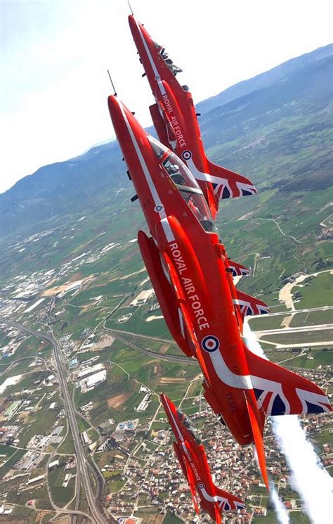 Red Arrows. In a formation loop. | Fliegerei, Luftfahrt, Flugzeug