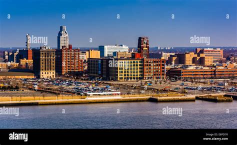 City skyline from camden new jersey hi-res stock photography and images ...