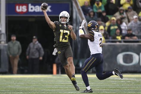 Oregon football quarterback Ty Thompson enters transfer portal ...