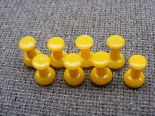 push-pin-tack_yellow_27968-480x360 | Free Photos - Colored P… | Flickr