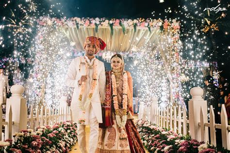 A Traditional Gujarati Wedding With An Offbeat Mehendi Look | WedMeGood