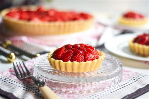 Strawberry Crème Pâtissière Tartlets with Siúcra [AD] | GastroGays