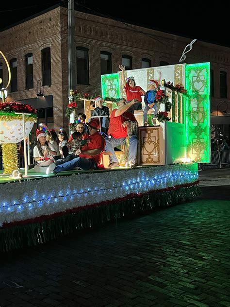 Thousands Flock to Downtown For Christmas Parade | Plant City Observer