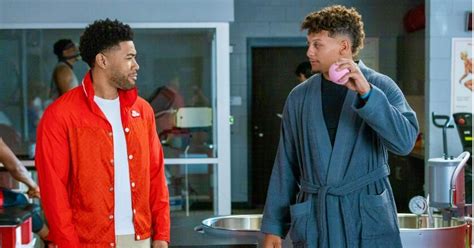 Patrick Mahomes, Aaron Rodgers Featured in New State Farm Commercials ...