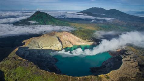 'Blue Fire' Flowing From Indonesian Volcano Is Absolutely Mesmerizing - SkyAboveUs News