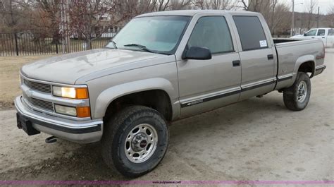 2000 Chevrolet 2500 Crew Cab pickup truck in Kansas City, KS | Item I2410 sold | Purple Wave