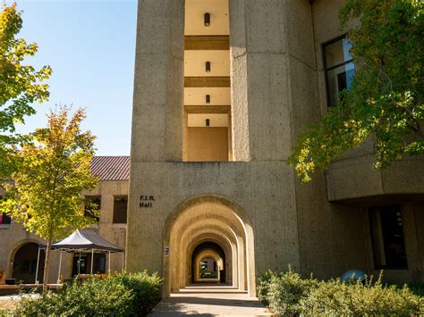 Stanford Law School pilots new financing model