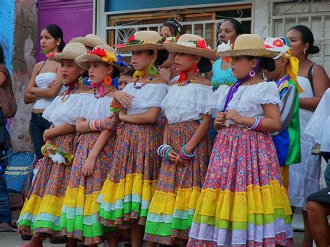 Traje caribeño Típico | Traditional outfits, Traditional spanish ...