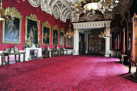 Queen's Buckingham Palace dining room CLOSED over fears the ceiling could collapse - Mirror Online