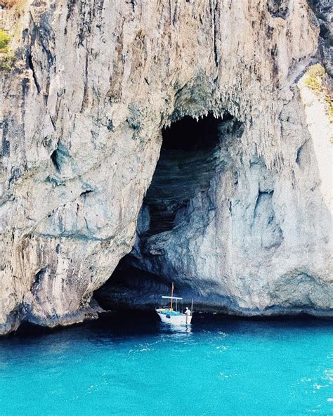 Blue Cave Capri Italy / Capri, Italy - Grotta Azzurra - The Blue Grotto ...