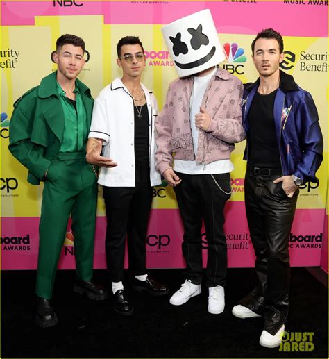 Nick Jonas Joined By Jonas Brothers & Marshmello On Billboard Music Awards 2021 Carpet | Photo ...