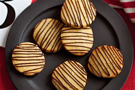 Chocolate-drizzled cookies