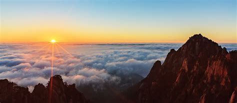 Watch Huangshan Sunrise While Hiking the Yellow Mounatin 2025