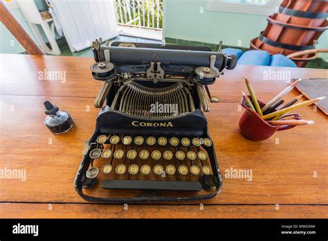 Typewriter of ernest hemingway hi-res stock photography and images - Alamy