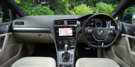 Volkswagen Golf Interior & Infotainment | carwow