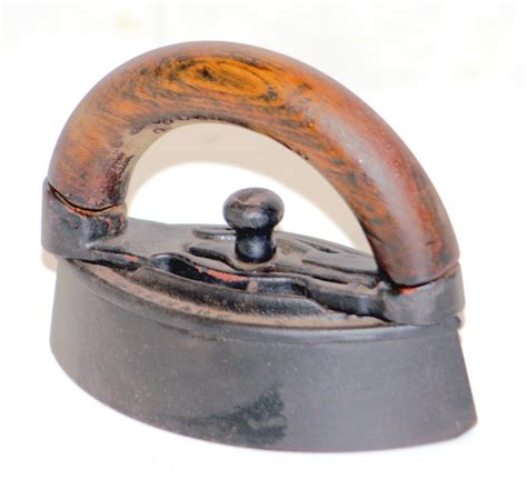 SAD IRON WITH REMOVABLE HANDLE – The Paramus Fritz Behnke Historical Museum