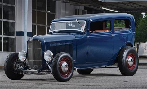 1932 Ford Tudor Highboy Sedan - Modern Rodding | Everand