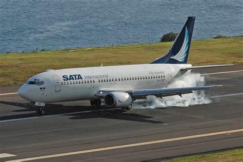 Landing in Madeira Airport Free Photo Download | FreeImages