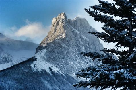 16 can't miss winter hikes in Kananaskis - Wapiti Travel