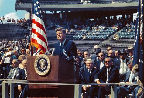 Crowd poses at Rice University to mark 60th anniversary of JFK moon ...