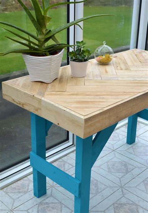 DIY Wooden Table made with Pallet Wood • Lovely Greens