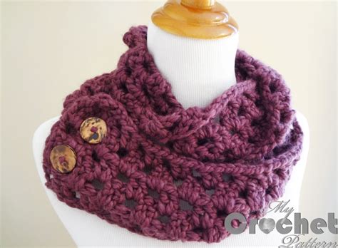 Warm crochet snood wothc buttons with a simple pattern | Mycrochetpattern