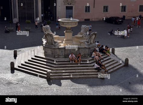 Fountain, Piazza di Santa Maria in Trastevere, Rome, Italy Stock Photo ...