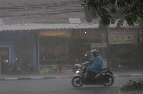 Hujan Deras Disertai Angin Kencang Guyur Sebagian Wilayah Jakarta ...