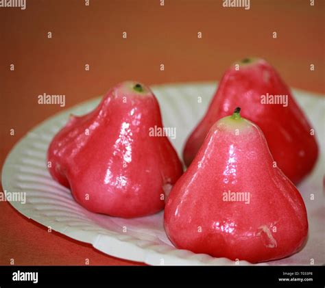 Rose Apple fruit or Syzygium jambos Linn, called “tambis” in the southern Philippines Stock ...