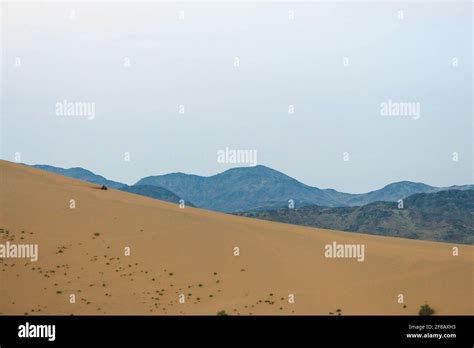 sand dunes in saudi arabia Stock Photo - Alamy