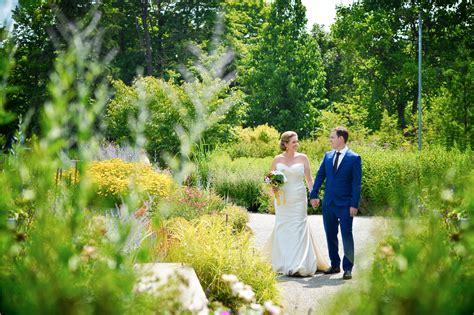 Summer Wedding at the Toronto Botanical Gardens | Alix Gould