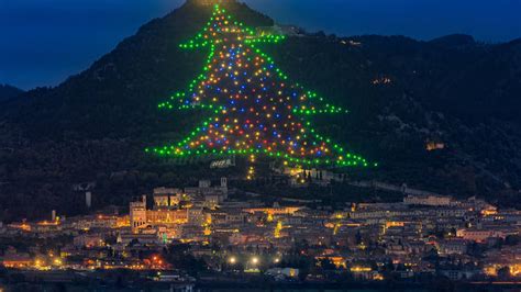 The World’s Biggest Christmas Tree Is In Gubbio, Italy – Here’s All You ...