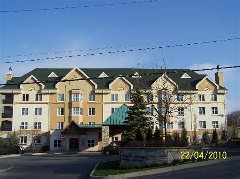 Piscine extérieure - Picture of Hotel Chateau-Bromont, Bromont ...