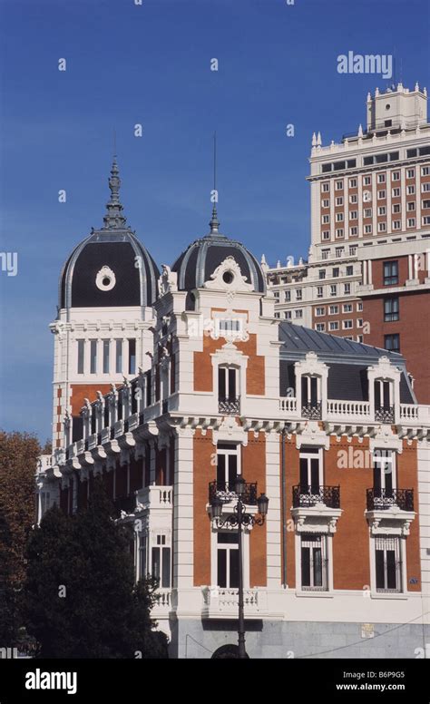 Contrasting architecture near Plaza de España, Edificio España building ...