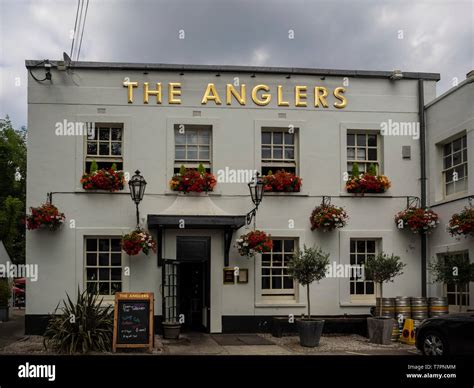 TEDDINGTON, SURREY: The Anglers Pub Stock Photo - Alamy