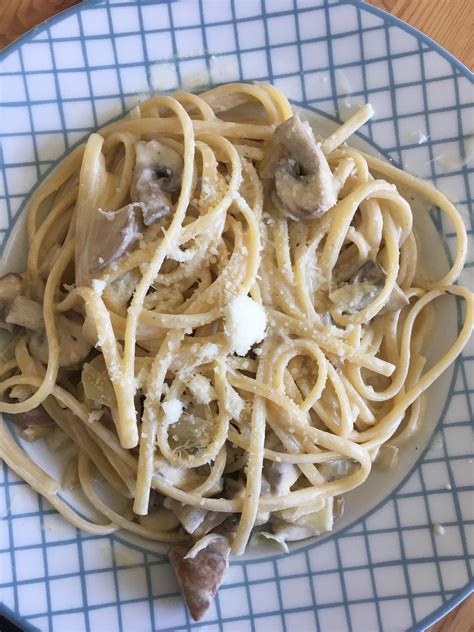 Linguine with creamy mushroom sauce (with garlic, onions and parmigiano) : r/vegetarian