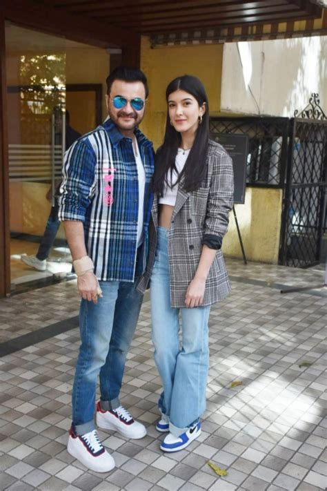 Anil Kapoor & his family at unveiling of a chowk named on producer Surinder Kapoor in Chembur ...