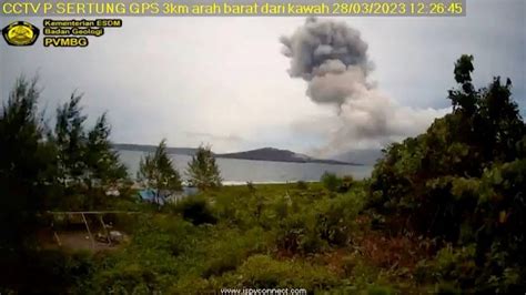 Indonesia’s Anak Krakatoa volcano erupts | MCI