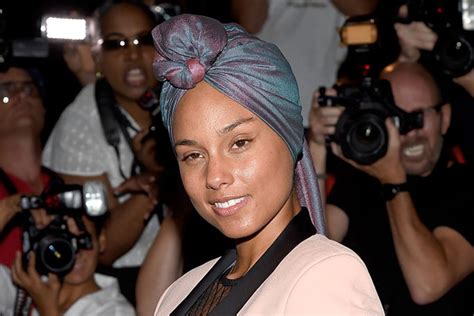 Alicia Keys’ makeup-free look includes some makeup | Page Six