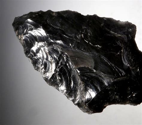 FINE MAYAN PRE-COLUMBIAN OBSIDIAN ATLATL ARROWHEAD WITH BROAD TANG *PC468 - TIME VAULT GALLERY