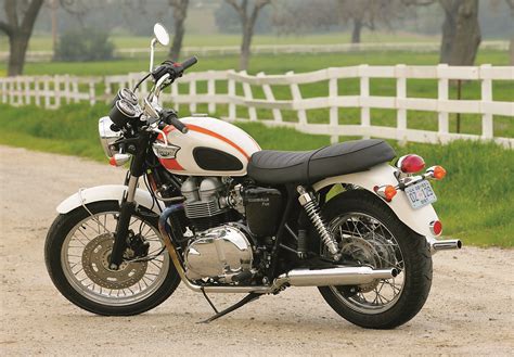 2005 Triumph Bonneville T100 - Road Test Review | Rider Magazine