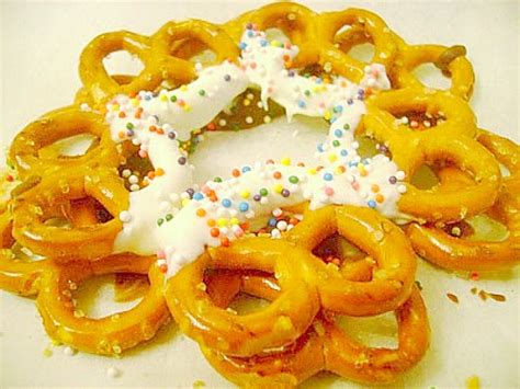 Holiday Chocolate Pretzel Wreaths