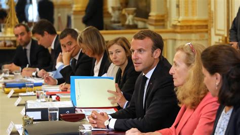 Conseil des ministres. Emmanuel Macron appelle le gouvernement à « tenir