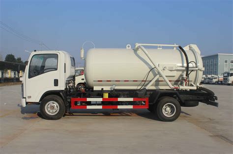 Isuzu vacuum suction truck vacuum tanker truck send to Qatar