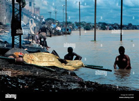 religious funeral ceremony/ritual, river Ganges, Varanasi, India Stock Photo: 8114152 - Alamy