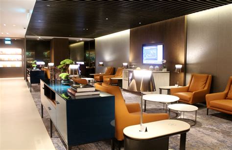 Dinner in the new Qatar Airways Premium Lounge in Singapore | MorePremium.com