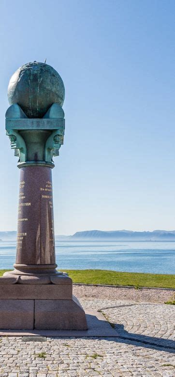 there is a statue in the middle of a stone area with water in the ...