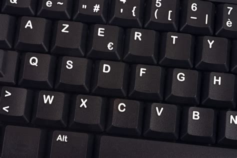 Ordinateurs : pourquoi écrit-on sur des claviers AZERTY